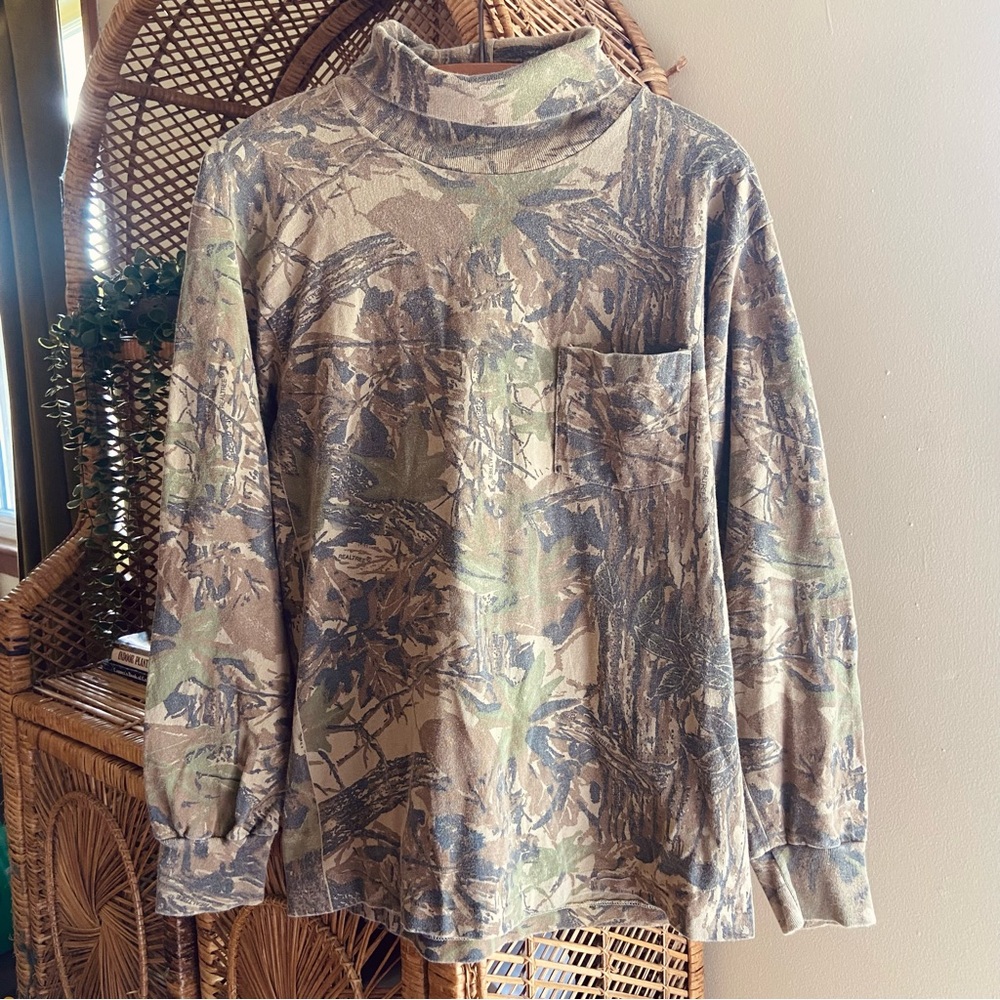 Vintage 90’s Camo Turtle Neck Long Sleeve Pocket Tee